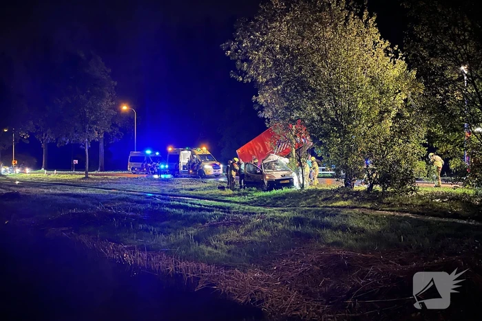 Ravage en beknelling nadat bus in boom boort