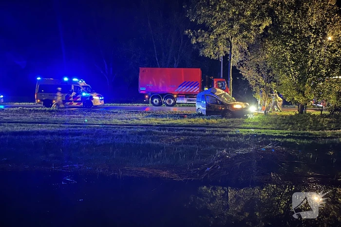 Ravage en beknelling nadat bus in boom boort