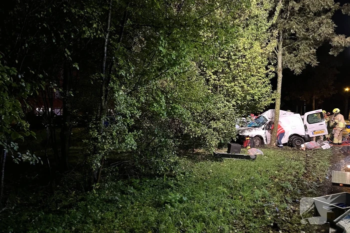 Ravage en beknelling nadat bus in boom boort