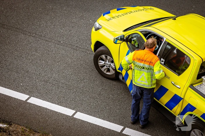 Vrachtwagen raakt van de weg en belandt in sloot