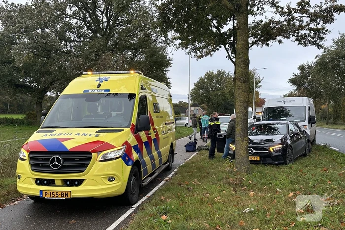 Bestelbus klapt achterop onopvallende politieauto