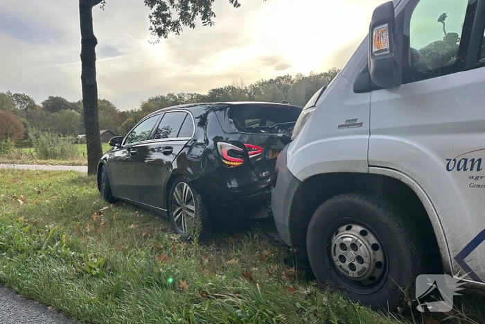 Bestelbus klapt achterop onopvallende politieauto