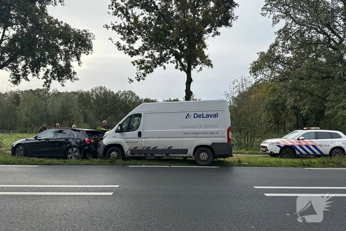 Bestelbus klapt achterop onopvallende politieauto