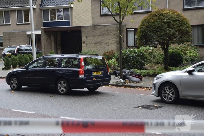 Overstekende scooter geschept door auto