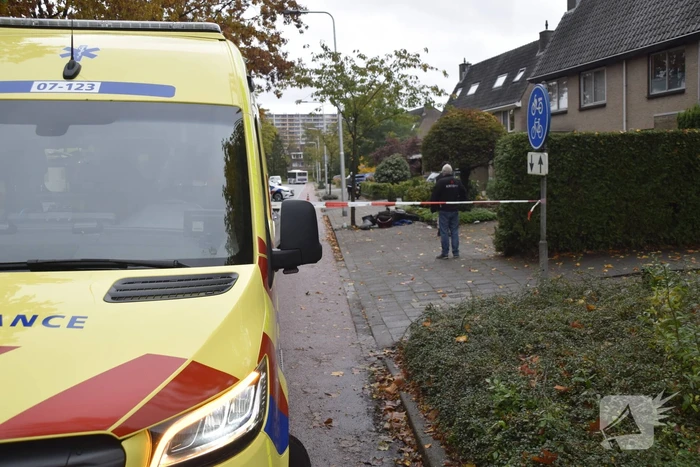 Overstekende scooter geschept door auto