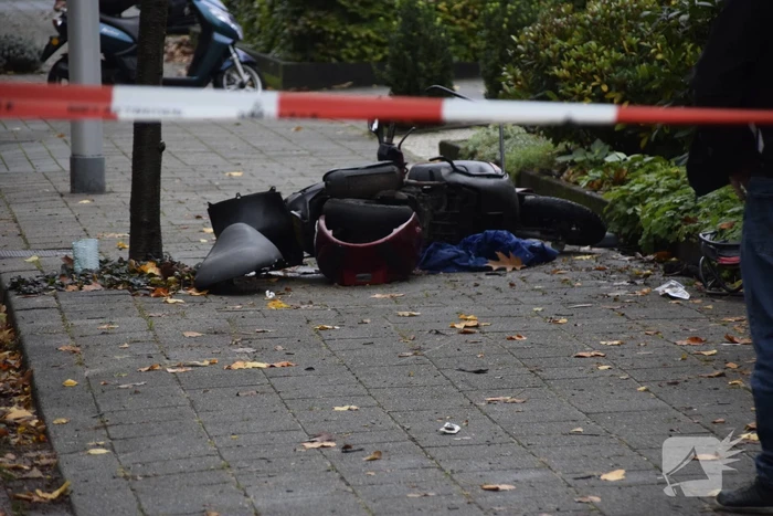 Overstekende scooter geschept door auto