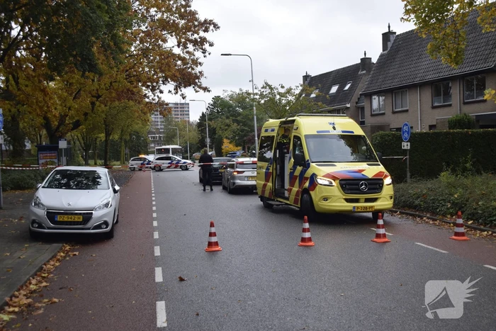 Overstekende scooter geschept door auto