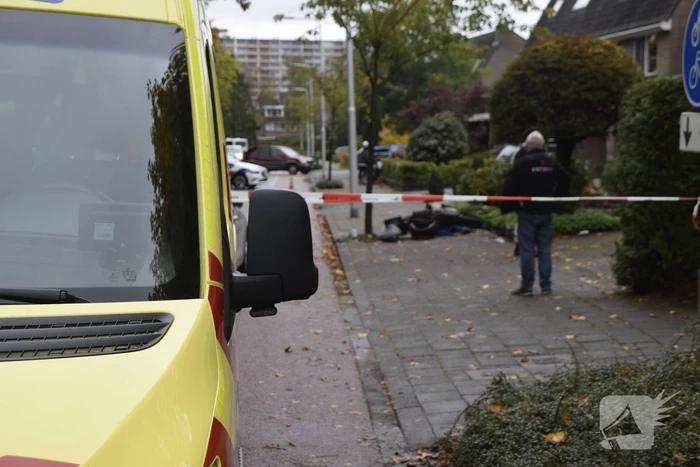 Overstekende scooter geschept door auto