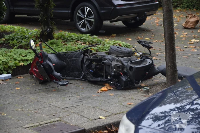 Overstekende scooter geschept door auto