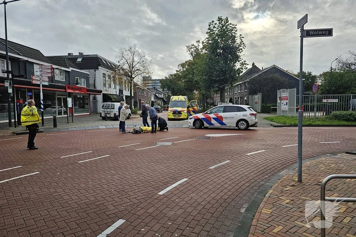 Persoon op scooter onderuit op kruising