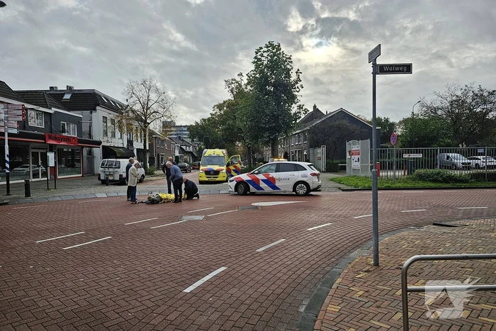 Persoon op scooter onderuit op kruising