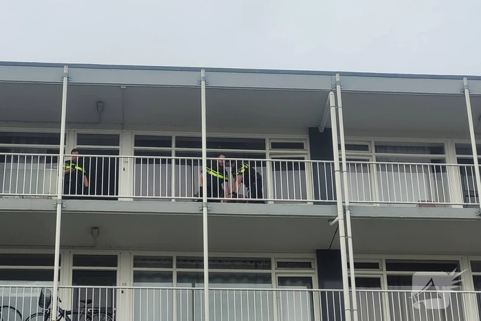 Politie houdt gesignaleerde aan in flat