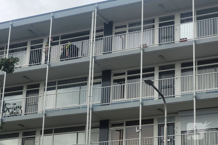 Politie houdt gesignaleerde aan in flat