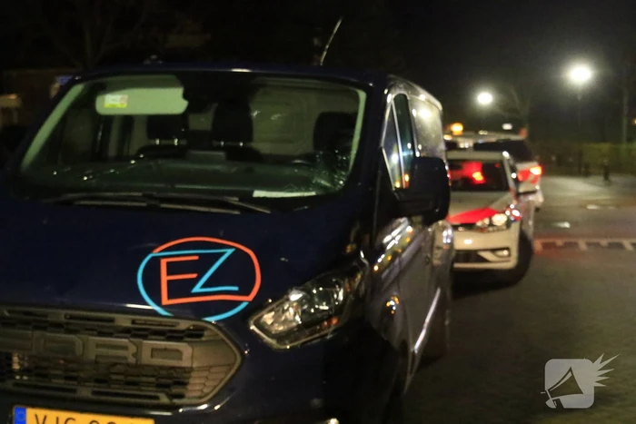 Fietser en bestelbus in botsing