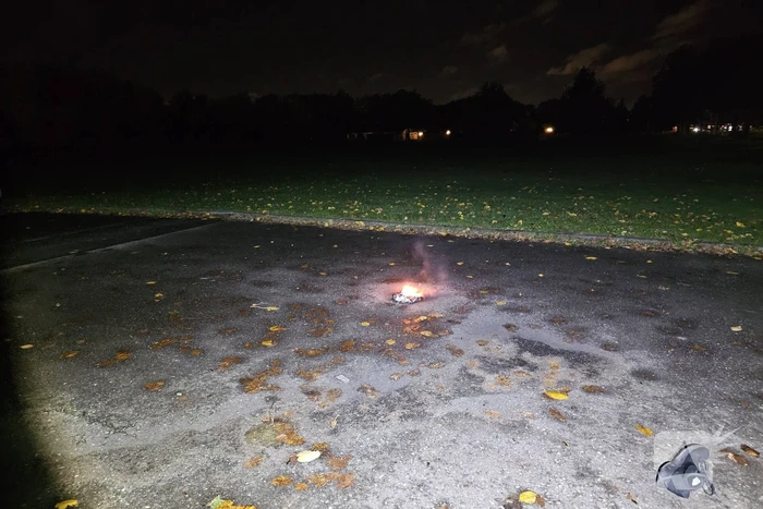 Brandweer blust brand met gieter