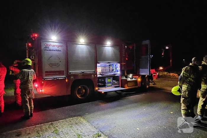 Brandweer blust brand met gieter