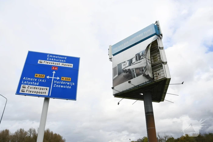 Zeil van reclamemast dreigt over snelweg te waaien