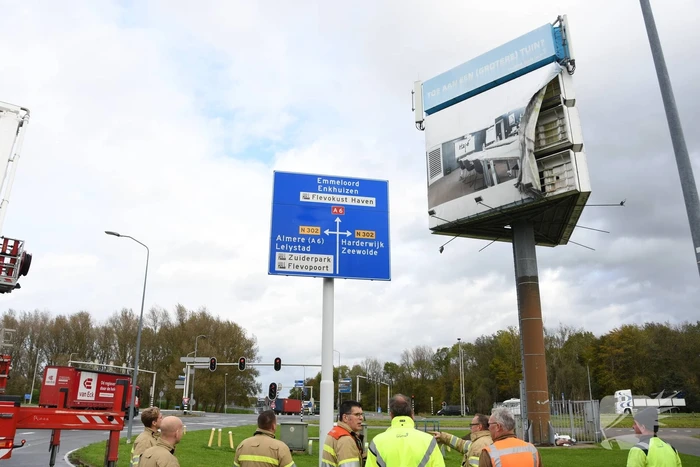 Zeil van reclamemast dreigt over snelweg te waaien