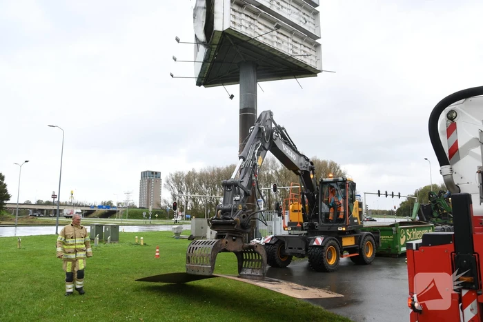 Zeil van reclamemast dreigt over snelweg te waaien