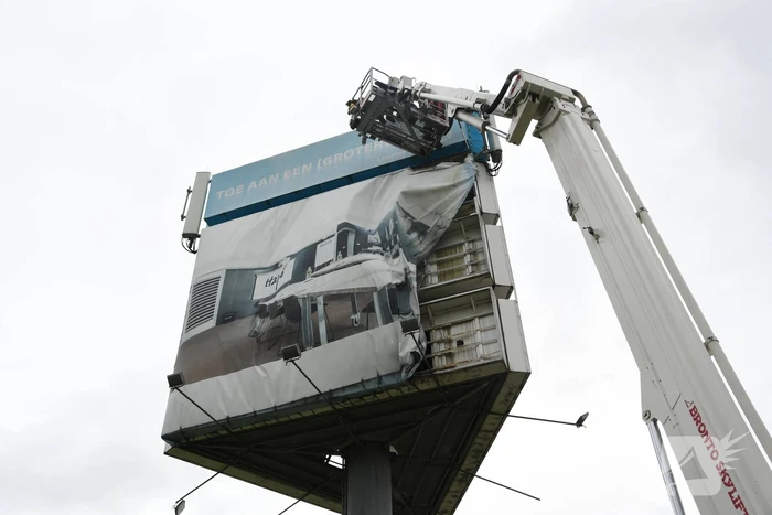 Zeil van reclamemast dreigt over snelweg te waaien