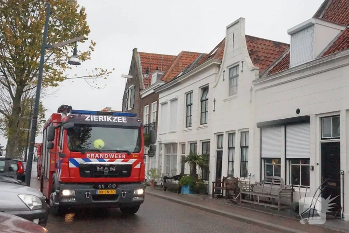 Brandweer stelt loshangende dakgoot veilig