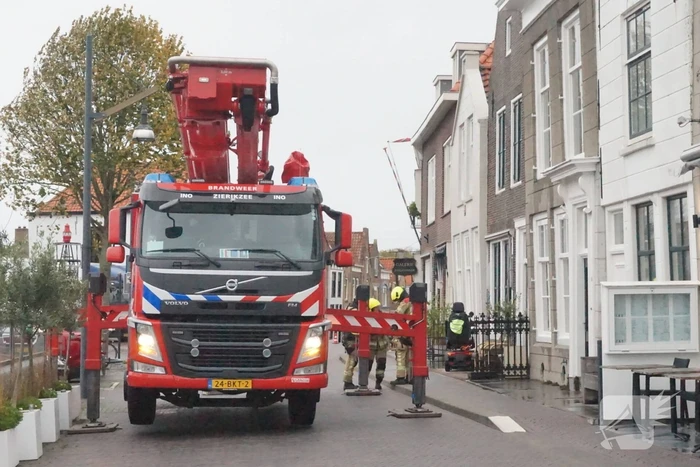 Brandweer stelt loshangende dakgoot veilig