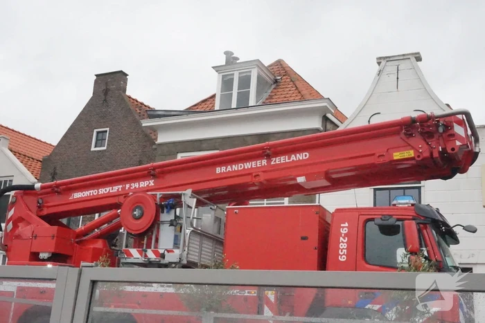 Brandweer stelt loshangende dakgoot veilig
