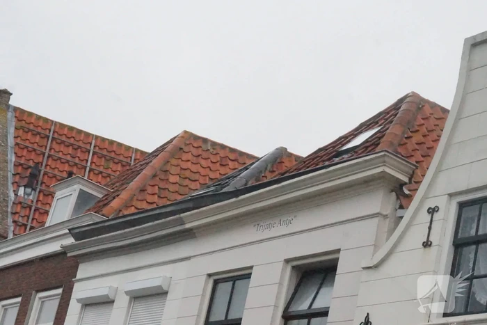 Brandweer stelt loshangende dakgoot veilig