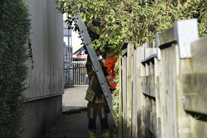 Dak dreigt los te waaien van bedrijfspand