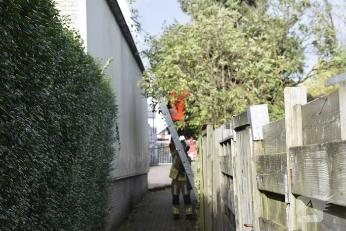 Dak dreigt los te waaien van bedrijfspand