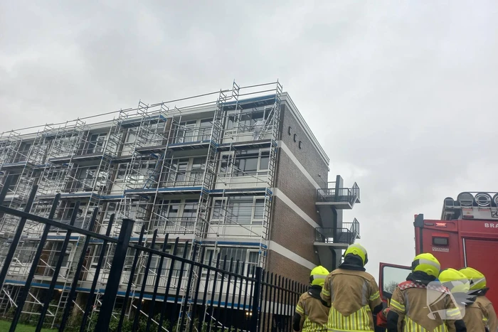 Brandweer ingezet voor losliggende steiger