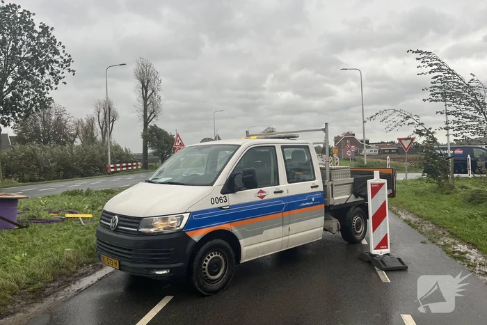 Grote boom val over weg