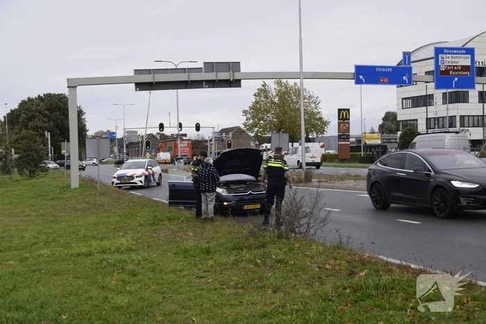 Personenauto vat vlam tijdens rijden