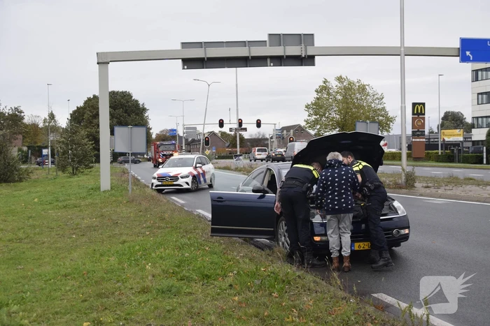 Personenauto vat vlam tijdens rijden