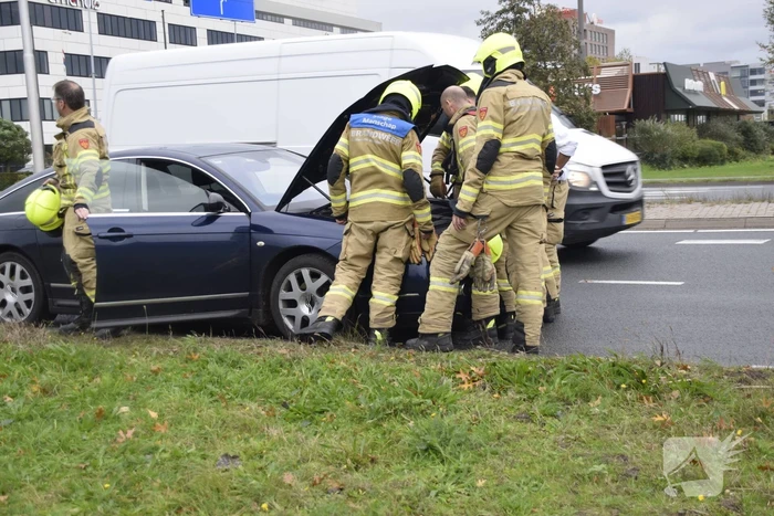 Personenauto vat vlam tijdens rijden