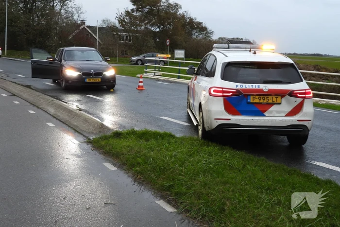 Twee voertuigen botsen op kruising