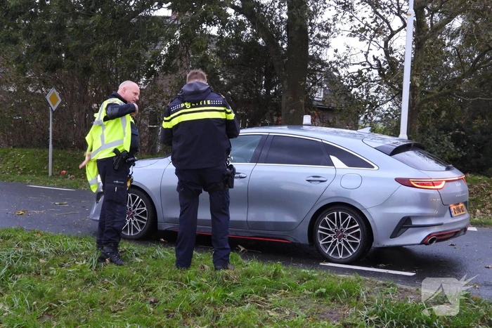 Twee voertuigen botsen op kruising