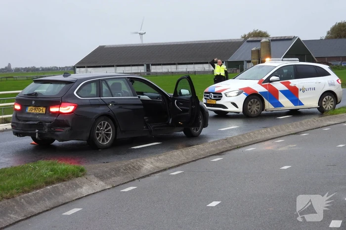Twee voertuigen botsen op kruising