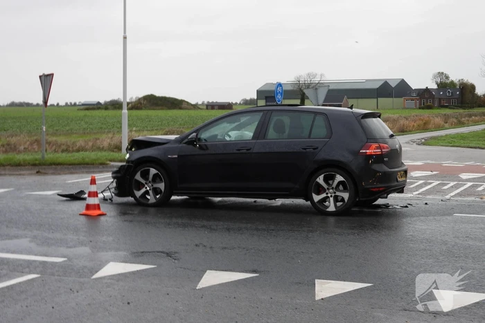 Twee voertuigen botsen op kruising