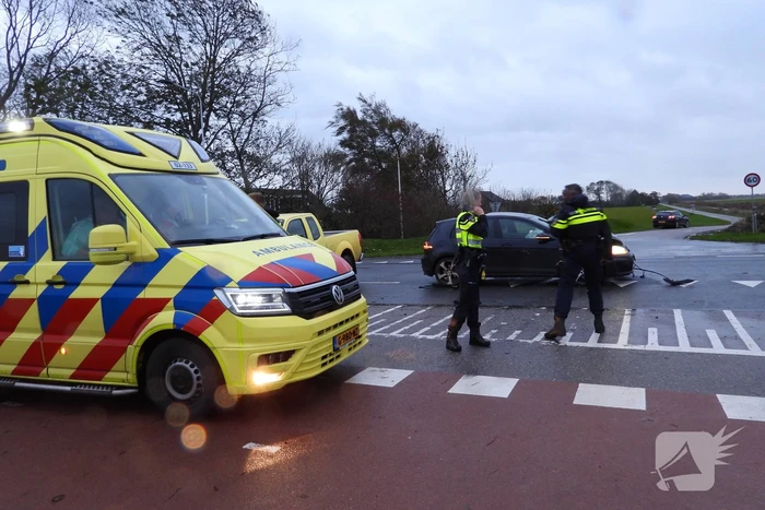 Twee voertuigen botsen op kruising