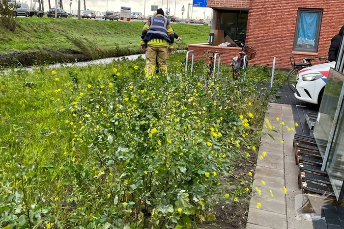 Hulpdiensten ingezet voor een Kinderfiets in het water