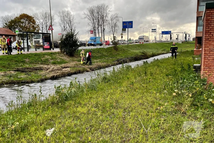 Hulpdiensten ingezet voor een Kinderfiets in het water