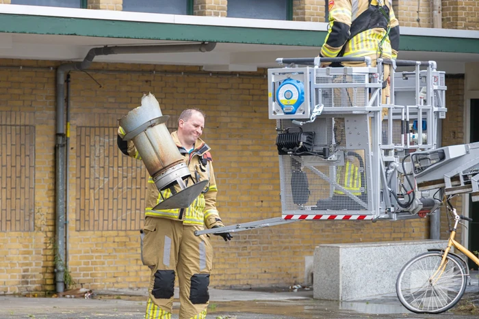 Schoorsteen breekt van leegstaand pand