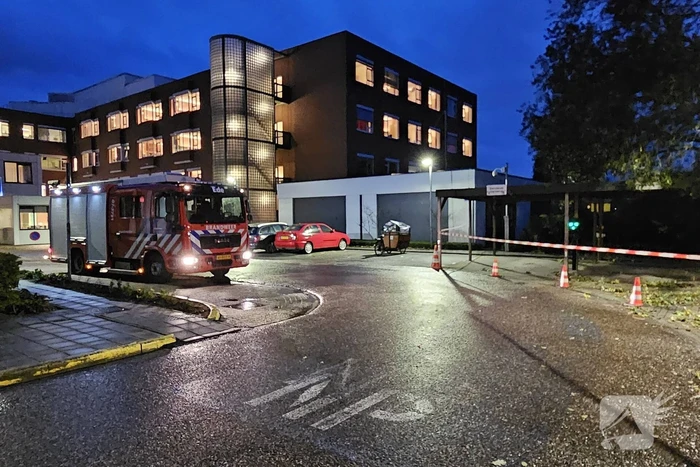 Boom dreigt op carport van huisartsenpost te vallen