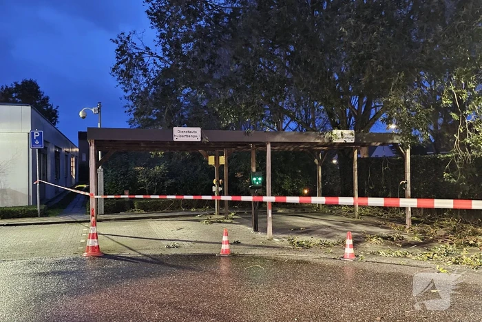 Boom dreigt op carport van huisartsenpost te vallen