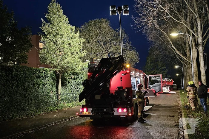 Boom dreigt op carport van huisartsenpost te vallen