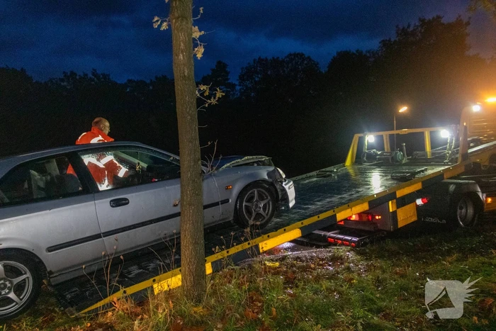 Auto klappen frontaal achterop elkaar