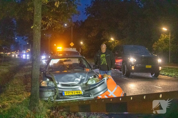 Auto klappen frontaal achterop elkaar