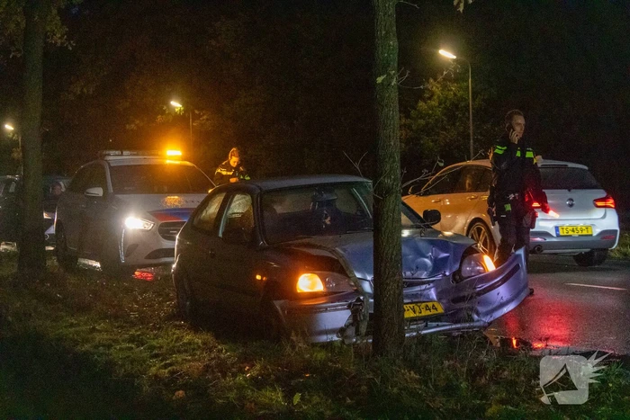 Auto klappen frontaal achterop elkaar