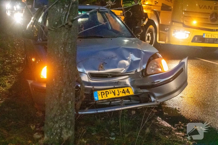 Auto klappen frontaal achterop elkaar